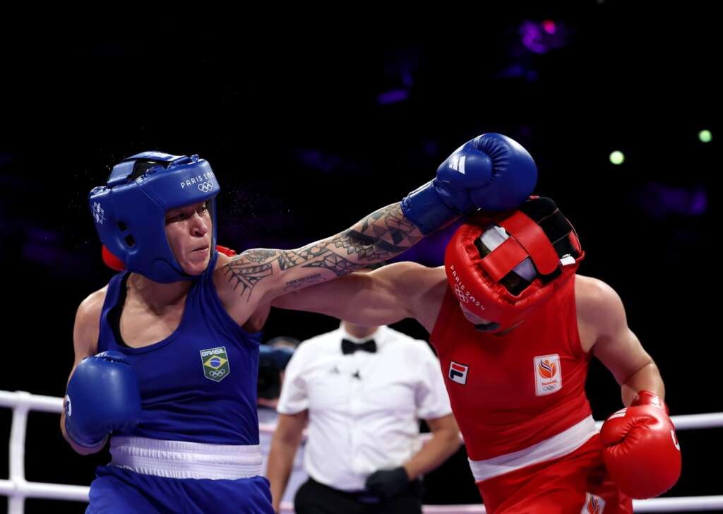Olimpíadas: Bia Ferreira garante medalha no boxe e vai ter revanche na semi