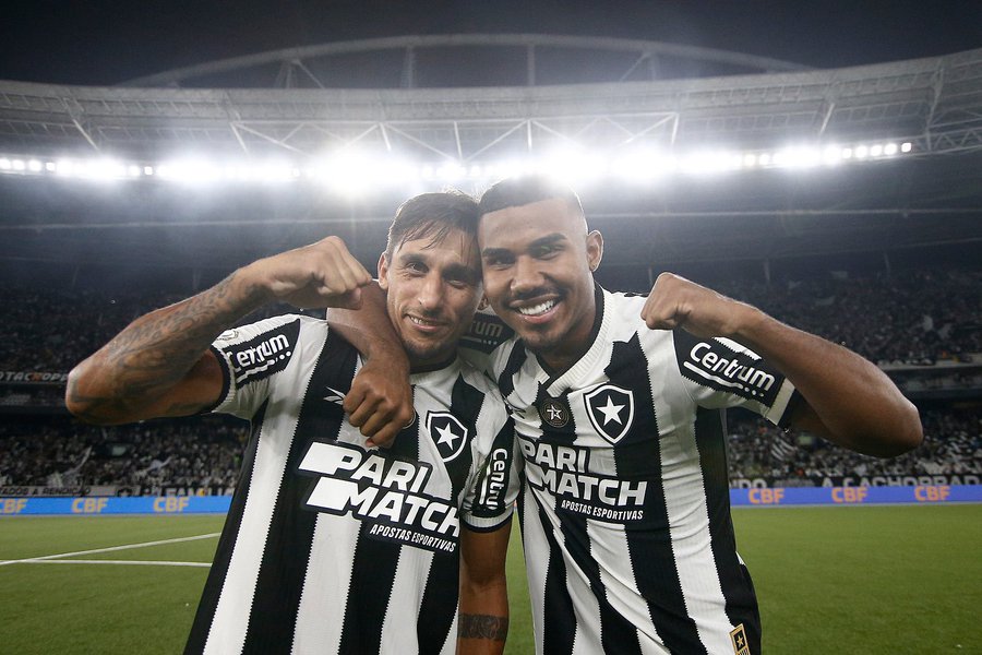 BRASILEIRÃO: Botafogo vence 5ª seguida, mas vê Palmeiras e Flamengo na cola