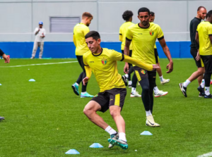 Lateral volta aos treinos e reforça Brusque para sair do Z-4 da Série B