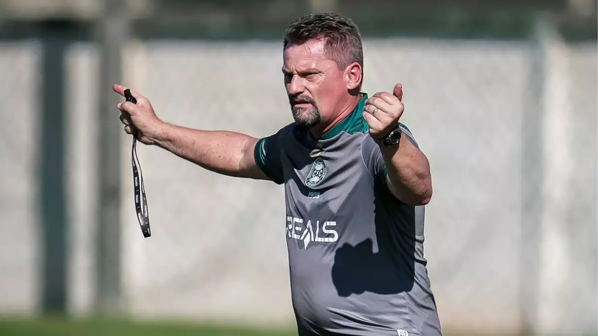 Coritiba demite treinador um dia após sofrer goleada na Série B