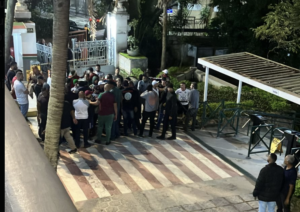 Torcedores invadem sede do Fluminense em protesto contra o último lugar no Brasileirão
