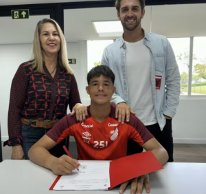 Filho do goleiro Bruno com Eliza Samudio é dispensado do Athletico-PR por indisciplina