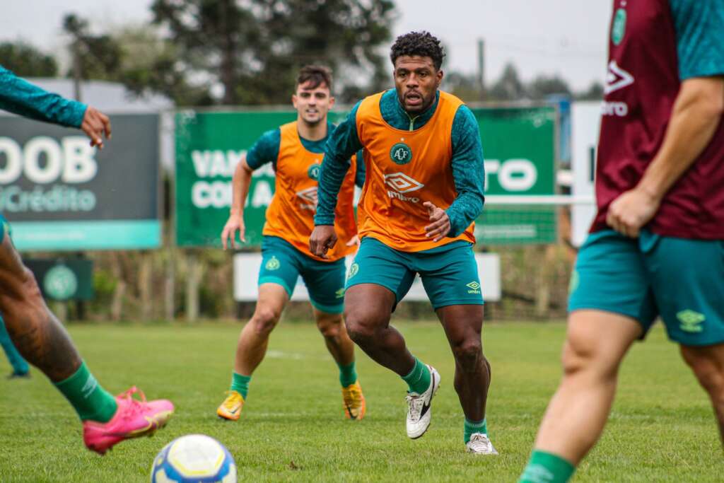 Eduardo Doma e Perotti estão recuperados de lesões e voltam a ser opções da Chapecoense para Série B