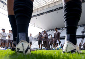 Ramón Díaz faz 1º treino na Arena como técnico do Corinthians com 11 jogadores da base