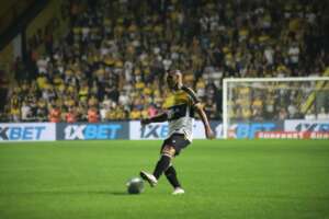Criciúma empata duelo atrasado, mas Tencati enaltece elenco após maratona de jogos