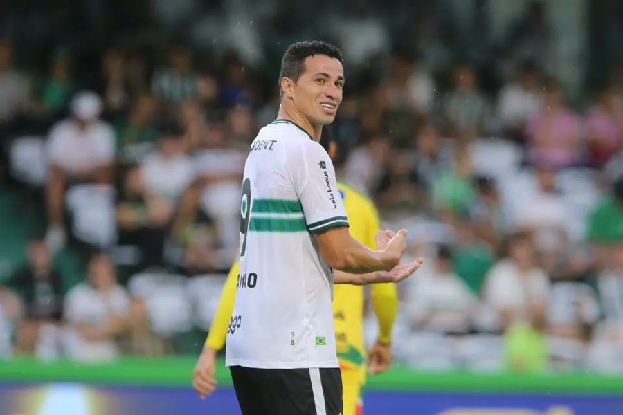 Leandro Damião se despede do Coritiba com apenas um gol na Série B: ‘Obrigado’