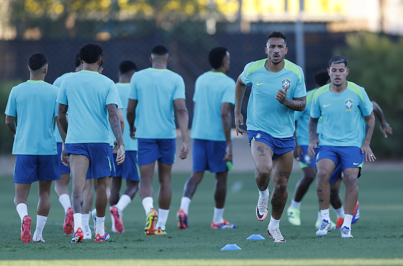 Danilo pede paciencia com jogadores jovens da selecao