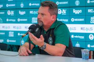 Frizzo é desfalque e técnico do Coritiba quebra cabeça para definir substituto na Série B