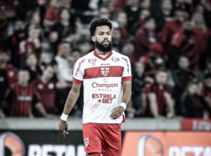 CRB emite nota e tranquiliza torcedor após choque de cabeça de volante Falcão em duelo da Série B