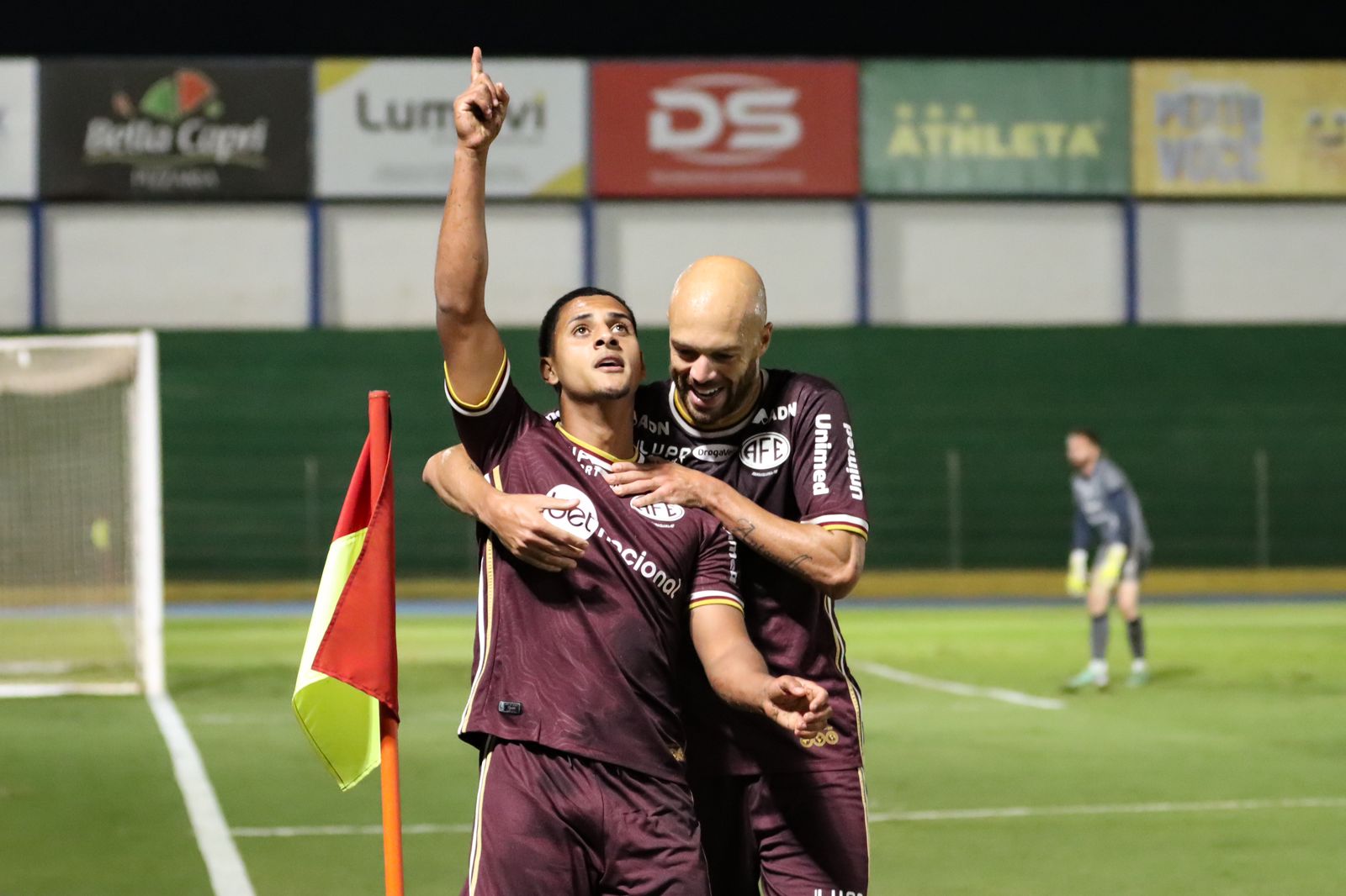 Fernandinho celebra primeiro gol pela Ferroviaria