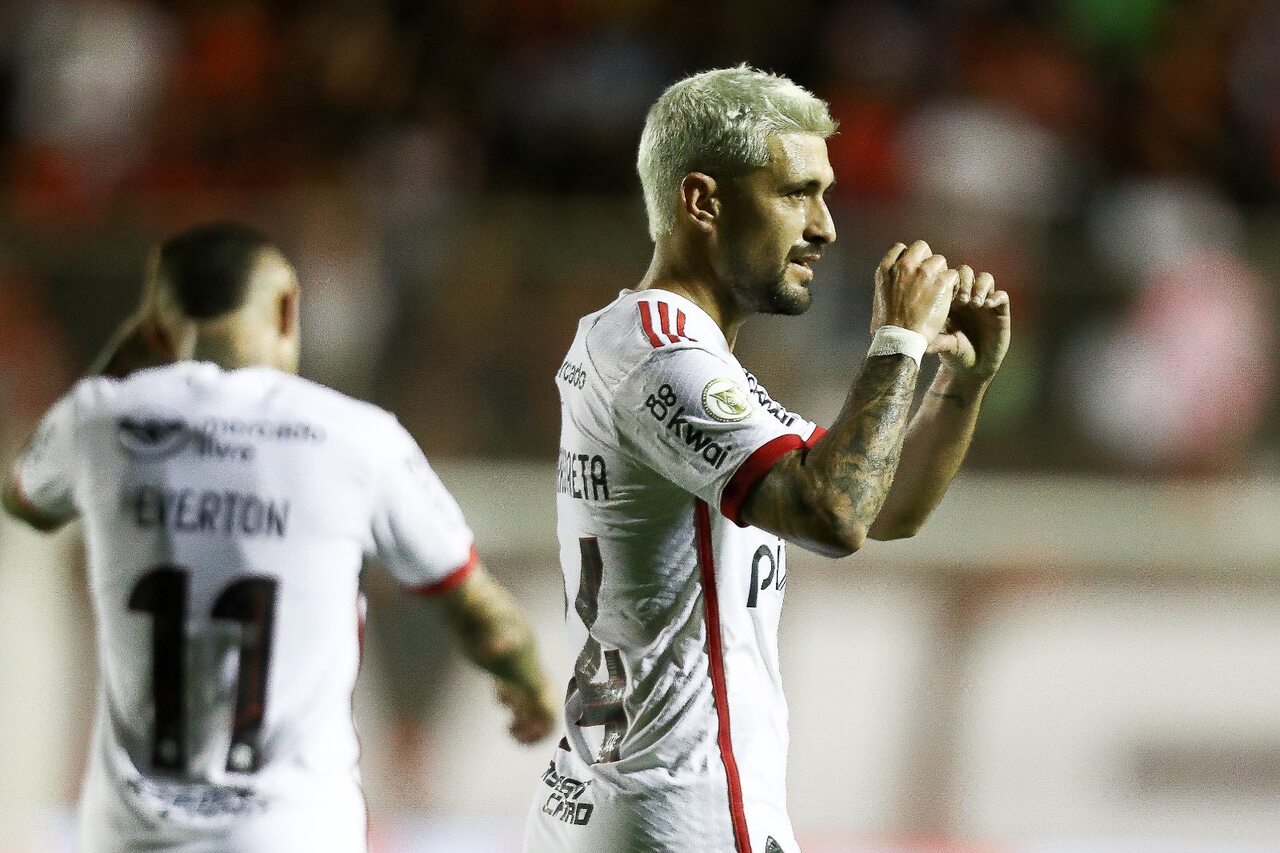 Vitória 1 x 2 Flamengo – Mengão marca no fim e mantém caça à liderança