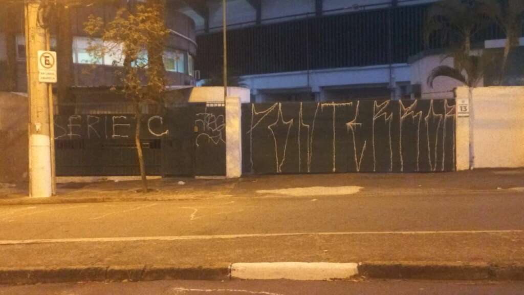 Torcedores da Ponte picham estádio Brinco de Ouro, do Guarani: ‘Série C’