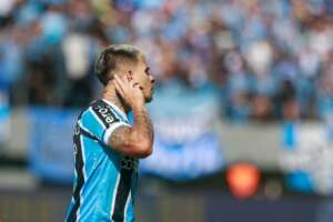 Grêmio 2 x 0 Vitória - Tricolor vence duelo direto e mantém tabu