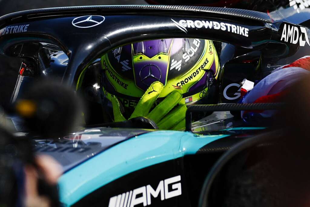 F1: Torcida faz Hamilton ‘quebrar protocolo’ após vitória em Silverstone: ‘Amo vocês’