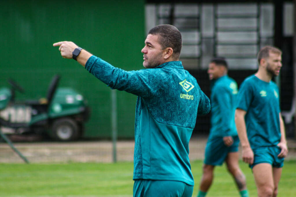 Umberto Louzer mostra incômodo por jejum em casa da Chapecoense na Série B