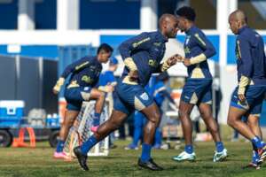 Vagner Love começa a treinar e Avaí termina rodada na liderança da Série B após dez anos