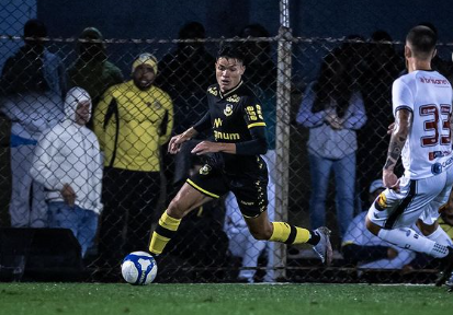 Lucas Tocantins celebra gol e vitoria do Sao Bernardo