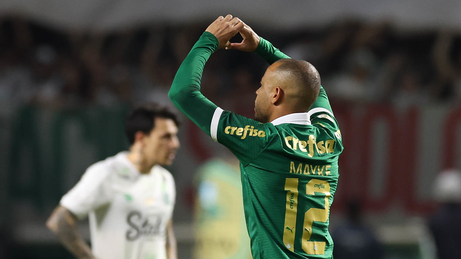 Mayke celebra marca historica no palmeiras