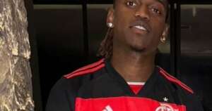 Craque português passa férias no Brasil, veste camisa do Flamengo e visita rapper Oruam