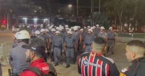 Torcida do São Paulo tenta invadir área dos botafoguenses nos arredores do Morumbis