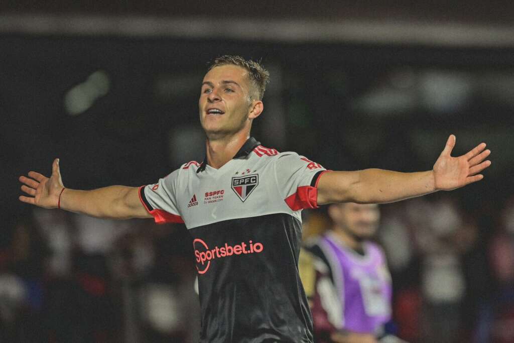 Diretor do São Paulo admite proposta de time argentino por Galoppo