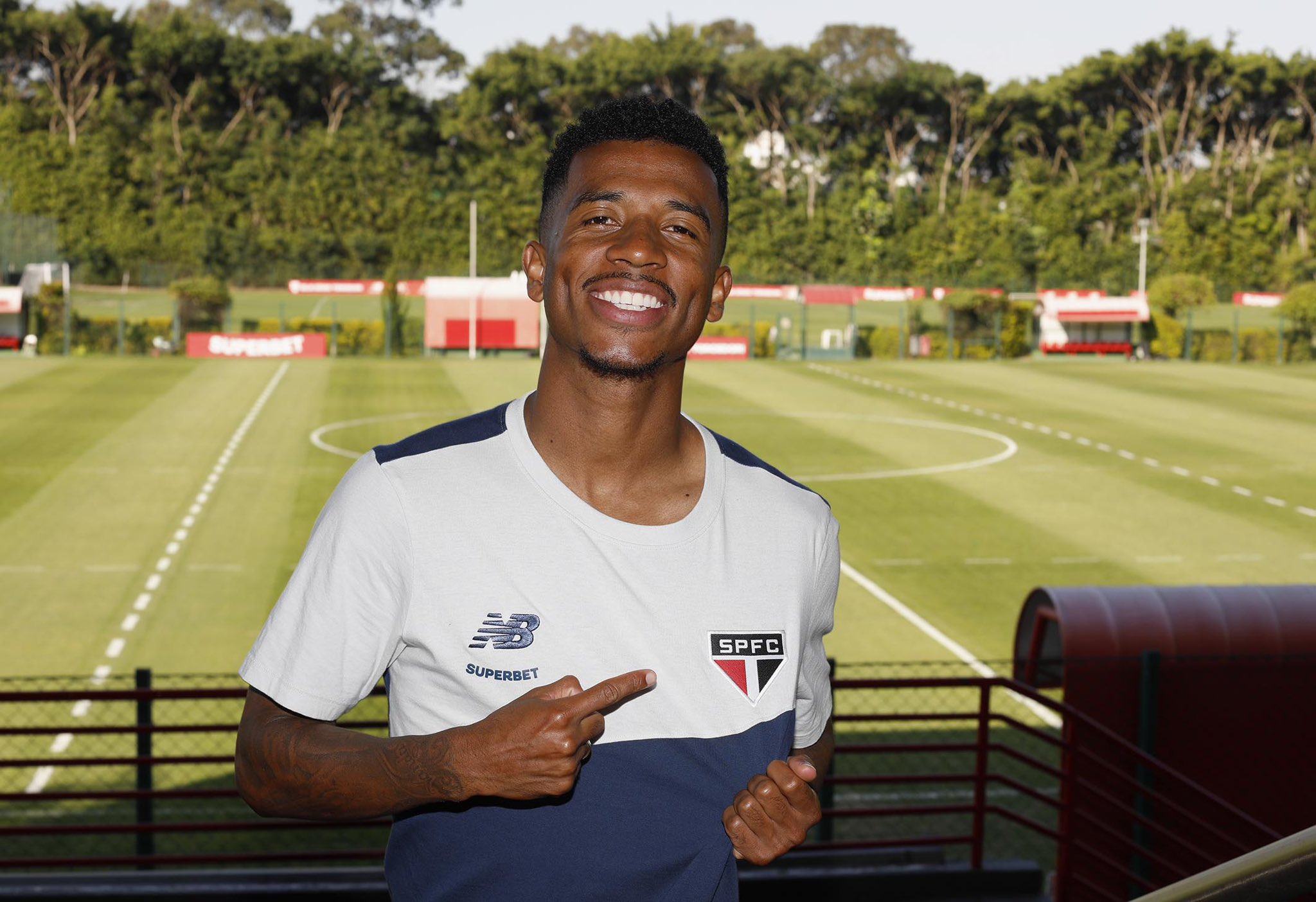 São Paulo anuncia contratação por empréstimo de volante da Lazio