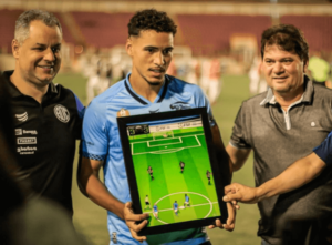 Série C: Volante do Confiança-SE recebe homenagem por gol do meio de campo