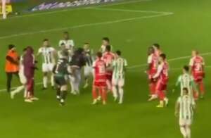 Jogador do Juventude é expulso por soco em torcedor que invadiu campo