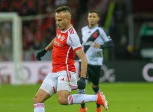 Lateral do Internacional passa a noite em hospital após forte choque de cabeça