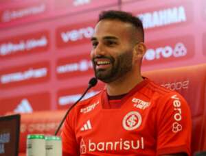 Internacional compra volante do Flamengo por R$ 24 milhões