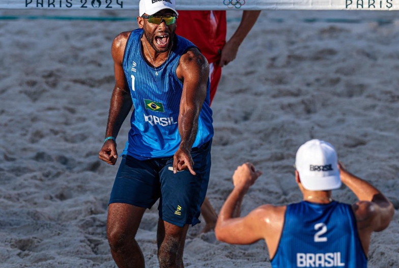 Evandro e Arthur batem canadenses e Brasil fecha 1ª rodada olímpica perfeita no vôlei de praia
