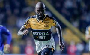 Técnico do Criciúma dá 'puxão de orelha' em atacante expulso: 'Sabe que fez besteira'