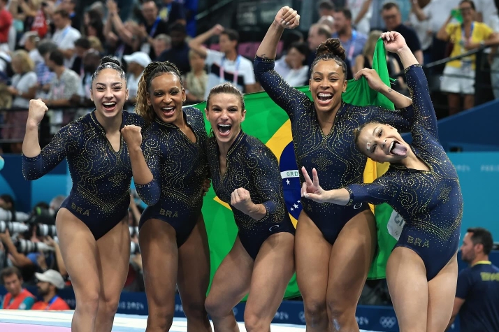 Ginastas do Brasil comemoram bronze histórico com muita emoção