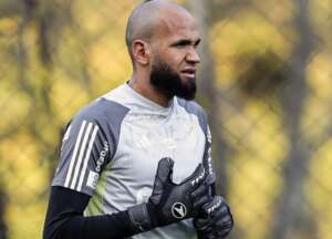 Goleiro do Atlético-MG passa por cirurgia após fratura exposta