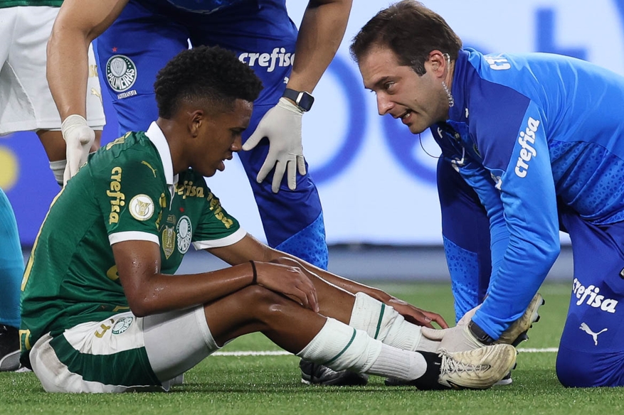 O jogador Estêvão e o médico Pedro Pontin. Foto: Cesar Greco/Palmeiras