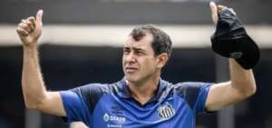 Carille diz que não recebeu proposta formal do Corinthians: 'Focado no Santos'