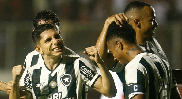 Savarino coloca o Botafogo na liderança do Brasileiro