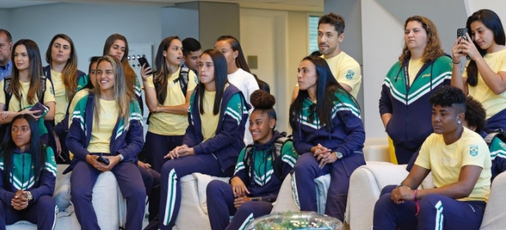 Seleção feminina recebe homenagem da CBF e embarca para os Jogos Olímpicos