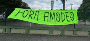 Torcida do Coritiba protesta antes do jogo contra o Mirassol: 