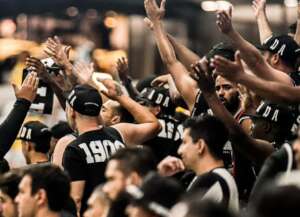 Atlético-MG exclui torcedor que fez gestos racistas em jogo com o Flamengo