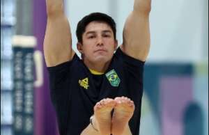 Arthur Nory falha na barra fixa e se despede da Olimpíada sem medalha e em lágrimas