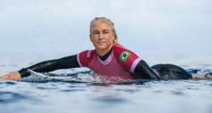 Oitavas de final do surfe feminino dos Jogos de Paris são adiadas por causa do mau tempo