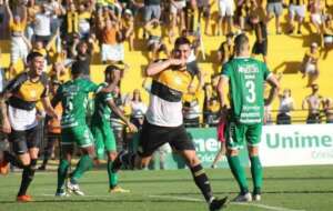 Zagueiro venezuelano treina normalmente no Criciúma após Copa América