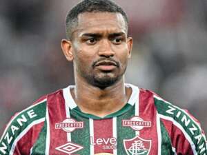 Zagueiro aciona 'cláusula de guerra', mas recusa redução salarial no Fluminense