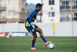 Lateral do Avaí joga com fissura no pé e atacante é baixa por lesão