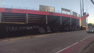 Incomodados pelo jejum de vitória na Série B, torcedores do Sport picham muro da Ilha do Retiro