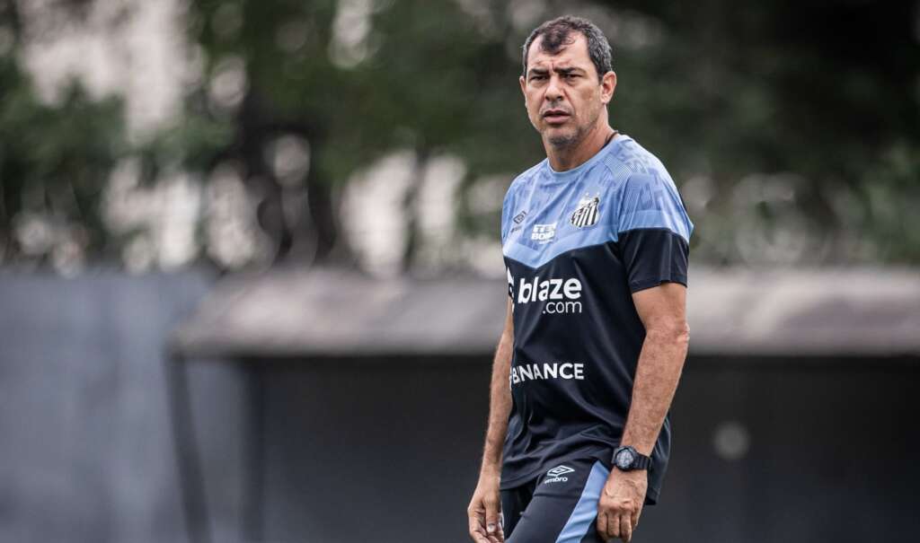 Carille procura substituto para Aderlan na lateral e busca ajuste no meio-campo do Santos