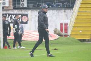 Série D: Hercílio Luz confirma renovação de contrato de Eduardo Souza