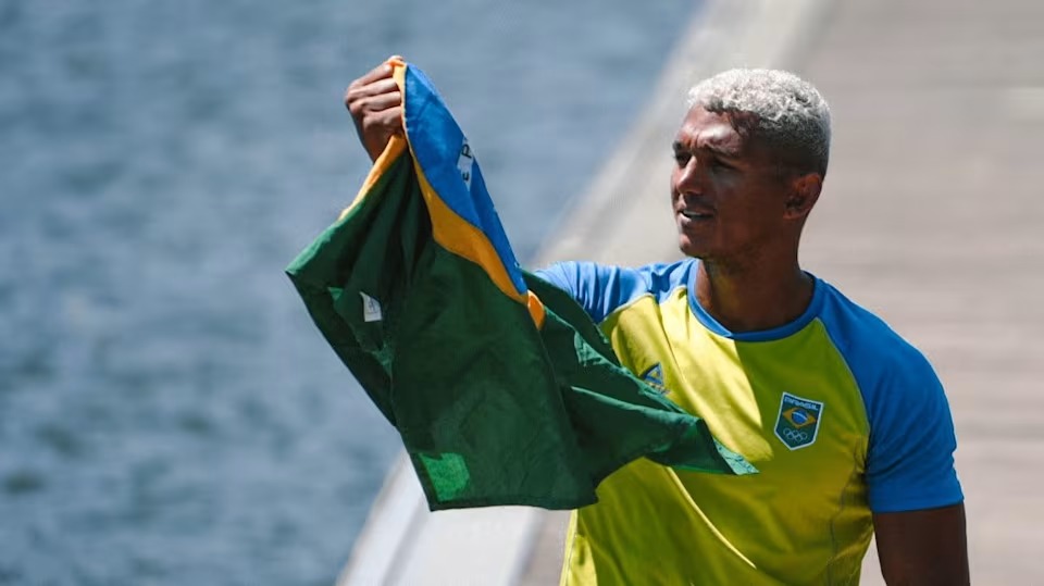 Olimpíadas: Quem é Isaquias Queiroz, porta-bandeira do Brasil na Olimpíada que superou perda de rim