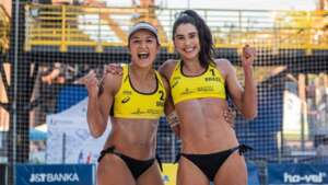 Olimpíadas: Carol e Bárbara superam forte calor de 35 graus e lituanas e encaminham vaga no vôlei de praia